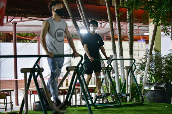 Nhiều người đến điểm tiêm vaccine trong đêm dù không có thư mời-10