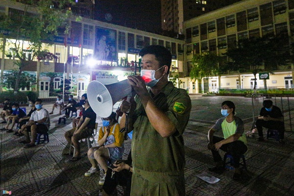 Nhiều người đến điểm tiêm vaccine trong đêm dù không có thư mời-9