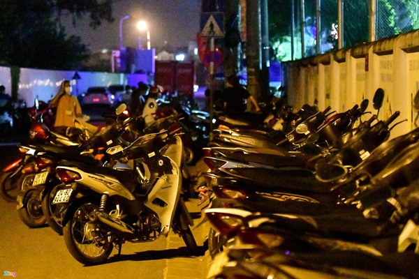 Nhiều người đến điểm tiêm vaccine trong đêm dù không có thư mời-6