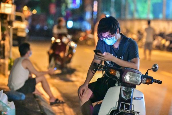 Nhiều người đến điểm tiêm vaccine trong đêm dù không có thư mời-5