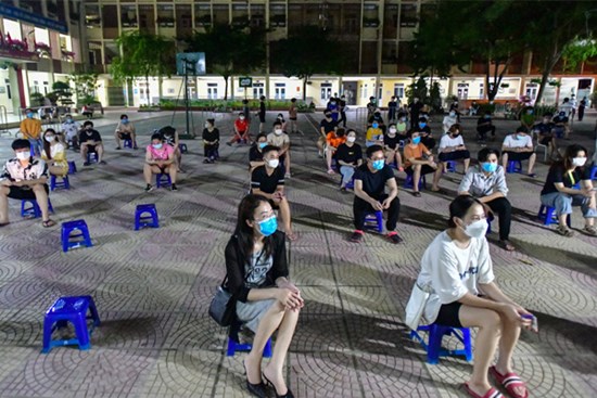 Nhiều người đến điểm tiêm vaccine trong đêm dù không có thư mời