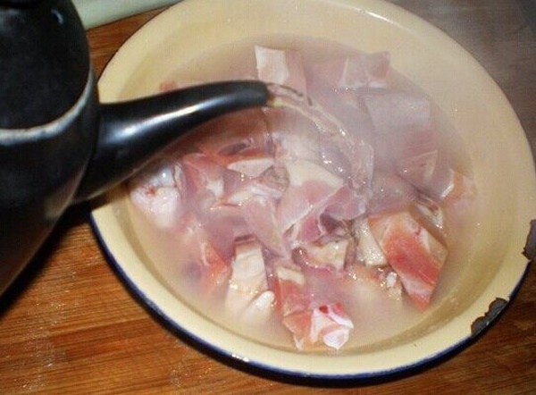 Trước khi nấu ăn, nhiều người đem chần thịt lợn qua nước nóng để loại bỏ chất bẩn: Chuyên gia nói sai lầm tai hại-2