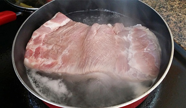 Trước khi nấu ăn, nhiều người đem chần thịt lợn qua nước nóng để loại bỏ chất bẩn: Chuyên gia nói sai lầm tai hại-1
