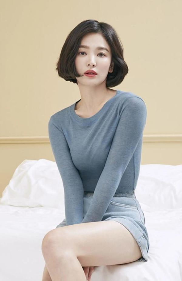 Lần hiếm hoi Song Hye Kyo khoe 3 vòng bốc lửa ngùn ngụt, chẳng ngại cắt váy sexy lấn át cả mẫu hãng-4