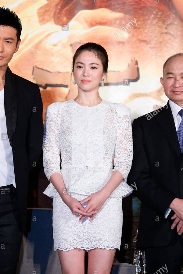 Lần hiếm hoi Song Hye Kyo khoe 3 vòng bốc lửa ngùn ngụt, chẳng ngại cắt váy sexy lấn át cả mẫu hãng-10