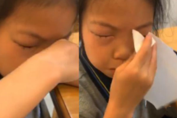 Cha rơi nước mắt vì không thể mua điện thoại cho con học online-1