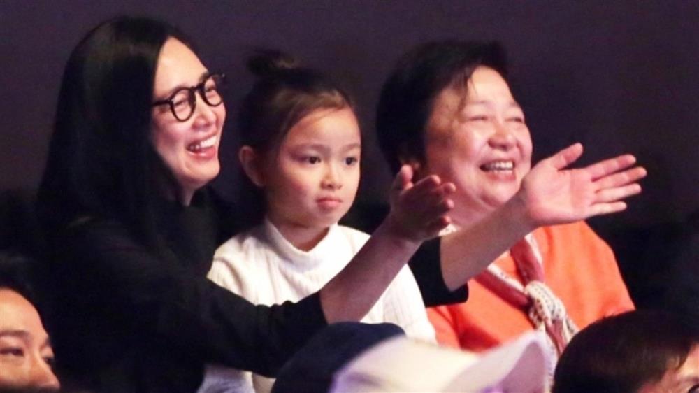 Con gái Lưu Đức Hoa giàu từ trong trứng nước, sở hữu khối tài sản khủng nghìn tỷ nhưng lại thua kém nhiều đứa trẻ khác về mặt này-4