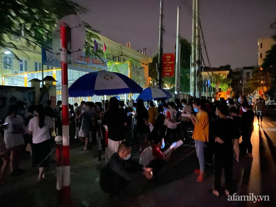 Bí thư Hà Nội yêu cầu làm rõ trách nhiệm vụ dân chen lấn, giành giật phiếu đăng ký tiêm vắc xin COVID-19-2