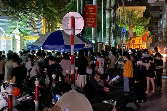 Bí thư Hà Nội yêu cầu làm rõ trách nhiệm vụ dân chen lấn, giành giật phiếu đăng ký tiêm vắc xin COVID-19