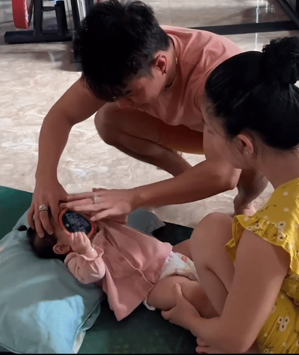 Lê Dương Bảo Lâm học trên mạng cách ru con ngủ chỉ trong 3 giây, làm thử với con gái nhận về cái kết giận tím người-1