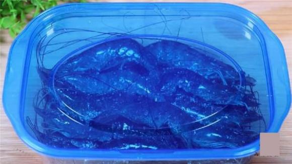 Tôm mua về đừng cho ngay vào tủ lạnh, người bán tôm chia sẻ thêm 1 nguyên liệu, tôm để tận 2 tháng vẫn tươi như mới-3