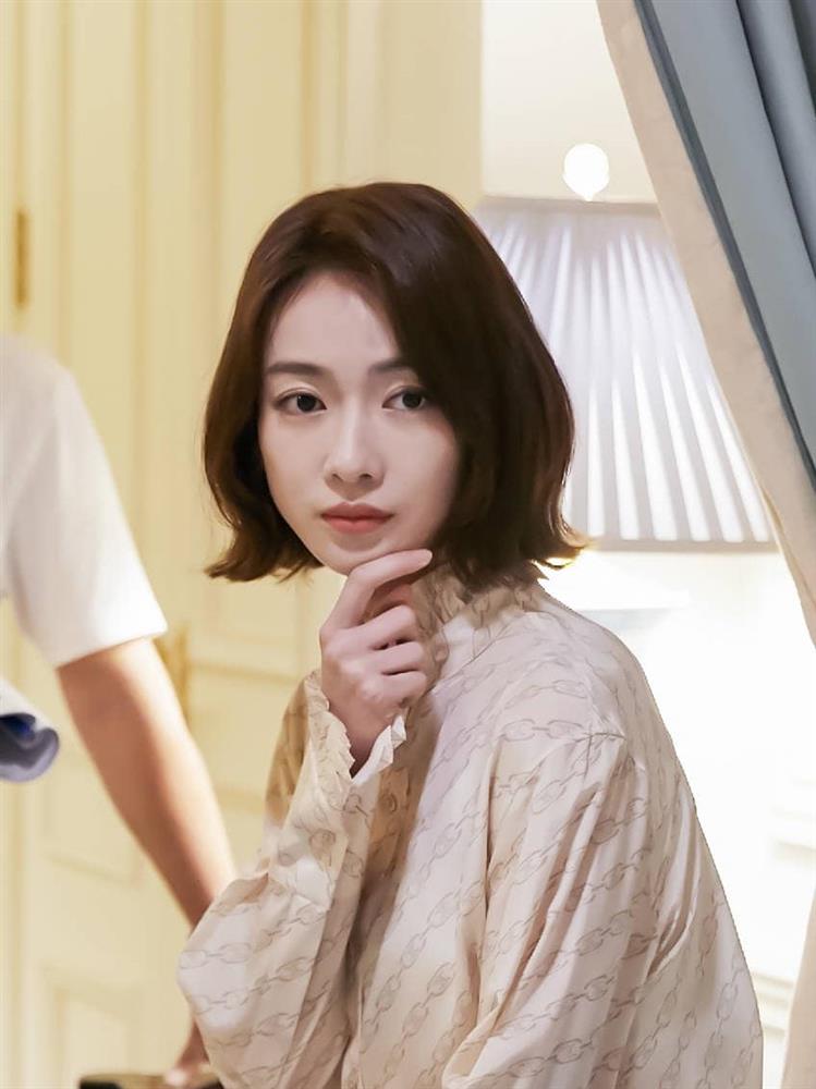 Lên đồ sang chảnh trong phim mới, Ngô Cẩn Ngôn vẫn không thoát kiếp mặc xấu với loạt trang phục quê kiểng-2