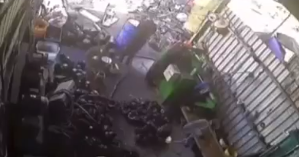 Kinh hoàng thùng phuy bất ngờ phát nổ khi đang hàn, nam thanh niên gặp nạn thương tâm-1