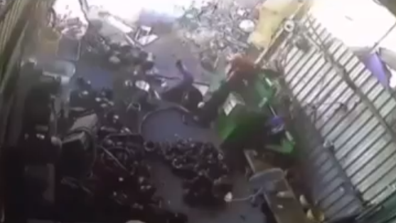 Kinh hoàng thùng phuy bất ngờ phát nổ khi đang hàn, nam thanh niên gặp nạn thương tâm-2