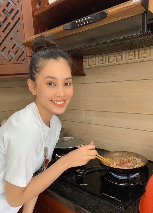 Hoa hậu Tiểu Vy chuẩn gái đảm chính hiệu, mùa dịch đích thân vào bếp nấu loạt món ngon, hấp dẫn-2