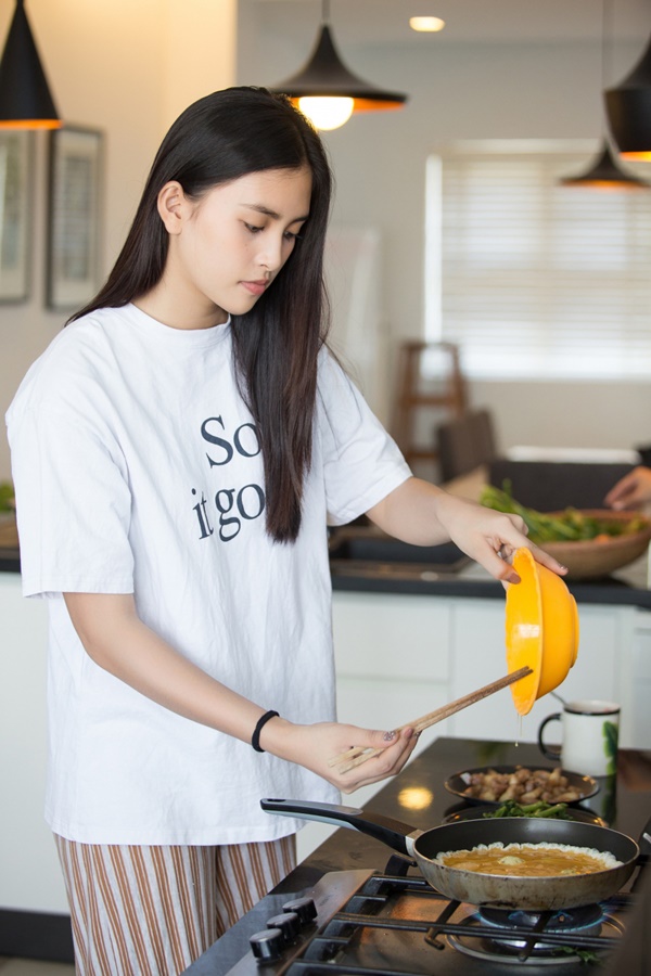 Hoa hậu Tiểu Vy chuẩn gái đảm chính hiệu, mùa dịch đích thân vào bếp nấu loạt món ngon, hấp dẫn-3