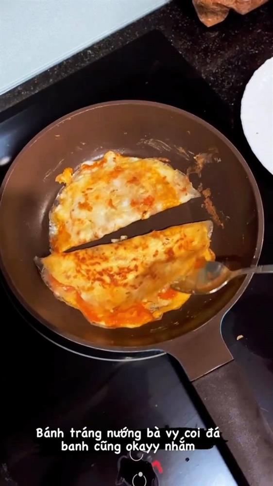 Hoa hậu Tiểu Vy chuẩn gái đảm chính hiệu, mùa dịch đích thân vào bếp nấu loạt món ngon, hấp dẫn-11