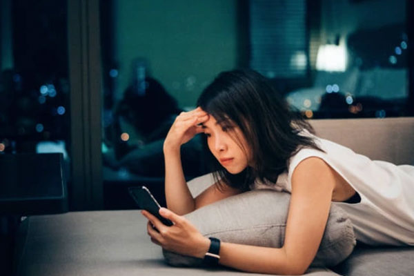 Vừa nhìn thấy người giúp việc mới, chồng tôi giật thót mình, lắp ba lắp bắp không nói thành lời-2