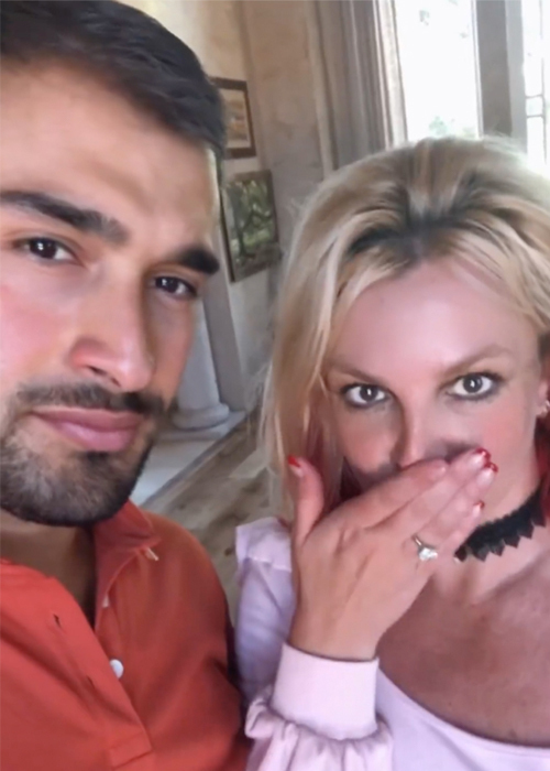 Britney Spears đính hôn với người tình trẻ kém 13 tuổi sau khi được bố trả tự do-1