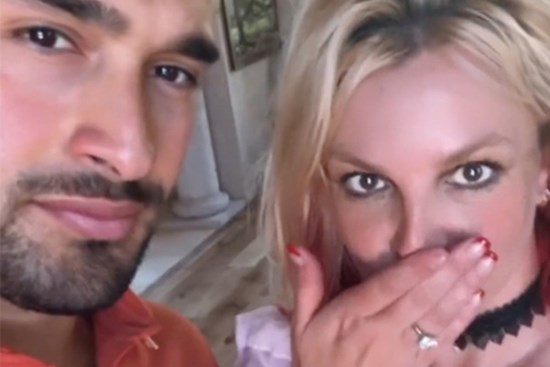 Britney Spears đính hôn với người tình trẻ kém 13 tuổi sau khi được bố 