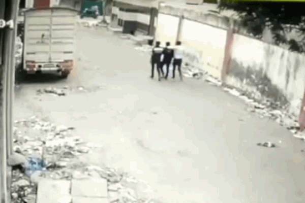 Clip: Bức tường bất ngờ đổ sập, suýt đè trúng 3 người đàn ông