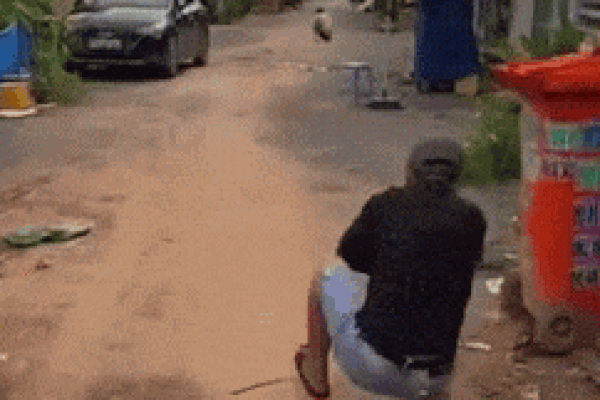 Clip: Ra đường không lý do, cô gái xinh đẹp bị phạt nhảy dây dưới sự giám sát của bà con hàng xóm-4