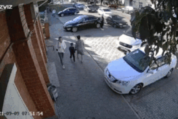 Thiếu kỹ năng đỗ xe trên vỉa hè, nữ tài xế húc bay 2 bà cháu đang đi bộ