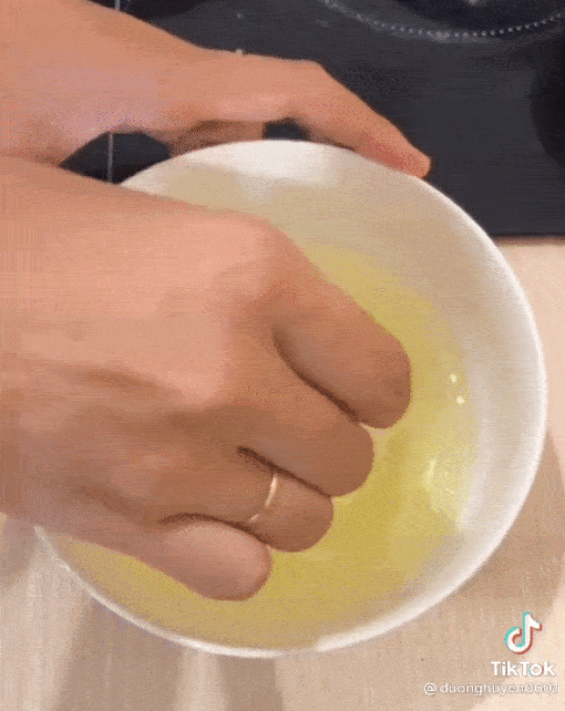 Không có máy đánh trứng làm bánh, chị em sáng tạo dụng cụ bằng chai nhựa nhà nào cũng có, kết quả rất ra gì và này nọ-5