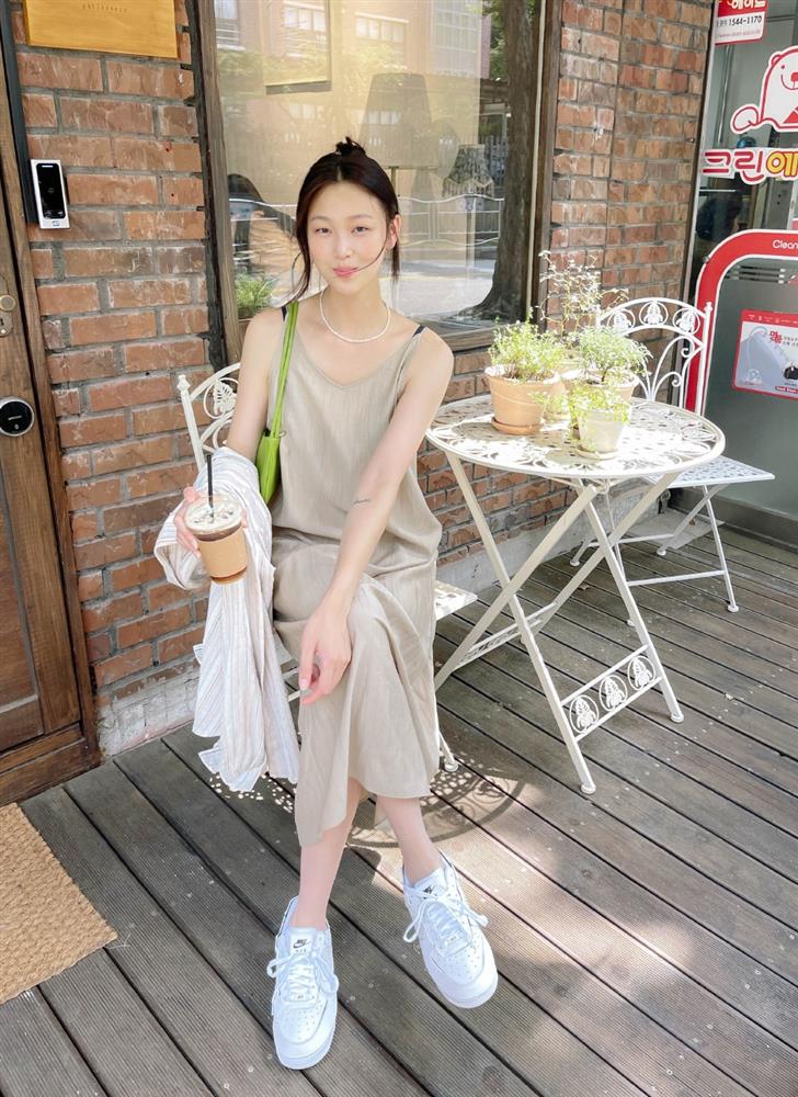 Sneaker trắng nên được mix với 4 kiểu trang phục này để trông trẻ ra 5 tuổi, sành điệu gấp đôi-2