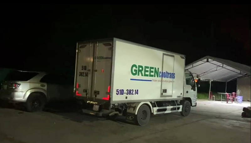 SỐC: Phát hiện 15 người bao gồm trẻ em trong thùng xe đông lạnh thông chốt, nhiều người vã mồ hôi, khó thở-1