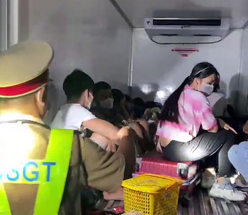 SỐC: Phát hiện 15 người bao gồm trẻ em trong thùng xe đông lạnh thông chốt, nhiều người vã mồ hôi, khó thở-2