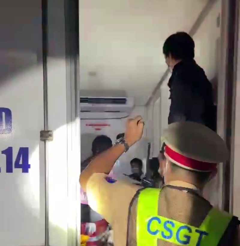 SỐC: Phát hiện 15 người bao gồm trẻ em trong thùng xe đông lạnh thông chốt, nhiều người vã mồ hôi, khó thở-3