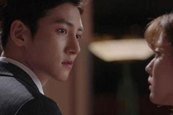 Vừa nhìn thấy người giúp việc mới, chồng tôi giật thót mình, lắp ba lắp bắp không nói thành lời-1