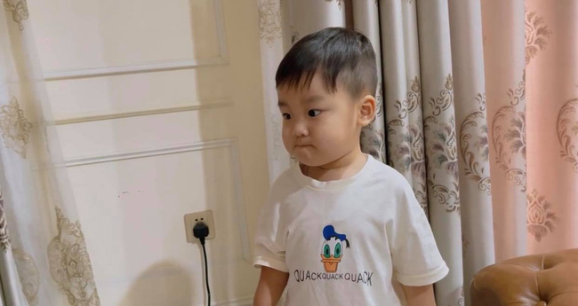 Hòa Minzy khoe con trai cực yêu nhưng dân mạng lại chỉ ra một điểm hết sức nguy hiểm ngay cạnh bé-1