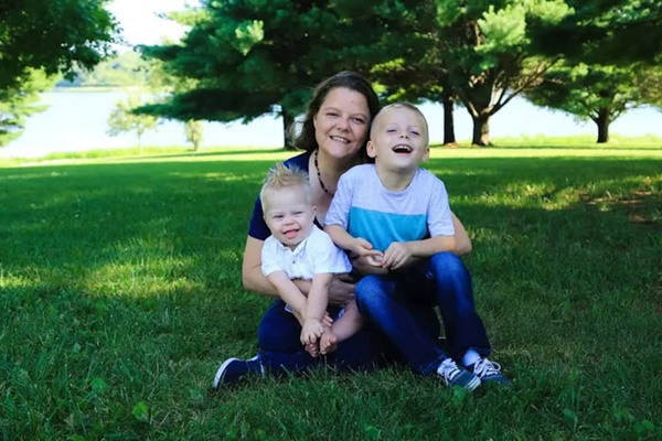 Chụp ảnh con trai thấy dấu hiệu lạ trong hình, bố mẹ tặc lưỡi bỏ qua, mấy tháng sau đi hỏi bác sĩ mới khóc ròng ân hận-3