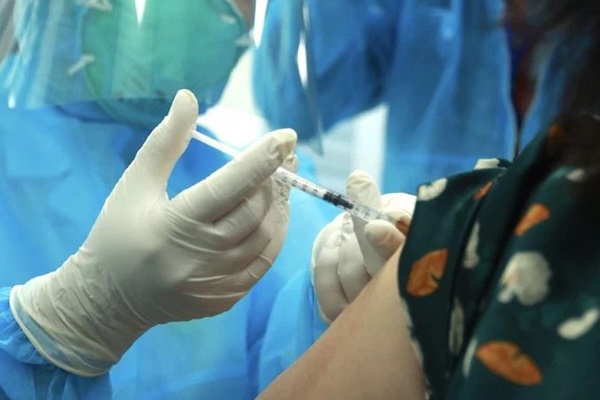 Cách phân biệt sốt sau tiêm vaccine COVID-19 với các bệnh khác-4