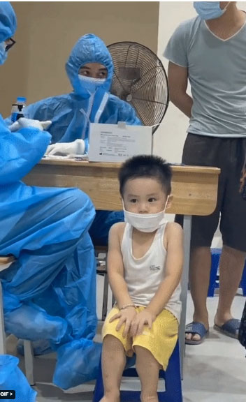 Xôn xao đoạn clip bé trai ngồi im khi lấy mẫu xét nghiệm, dù đau nhưng vẫn gắng gượng” vượt qua-1