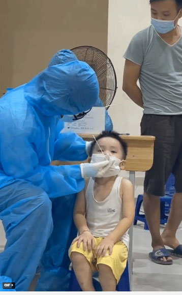 Xôn xao đoạn clip bé trai ngồi im khi lấy mẫu xét nghiệm, dù đau nhưng vẫn gắng gượng” vượt qua-2