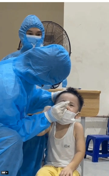 Xôn xao đoạn clip bé trai ngồi im khi lấy mẫu xét nghiệm, dù đau nhưng vẫn gắng gượng” vượt qua-3