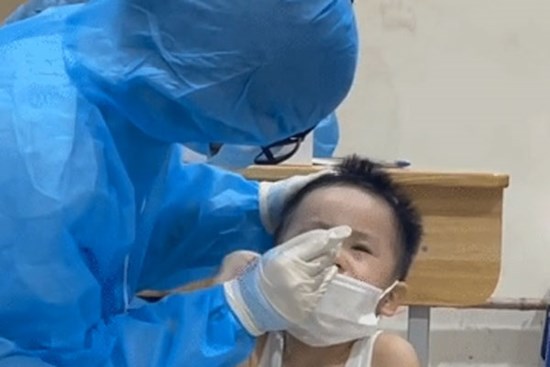 Xôn xao đoạn clip bé trai ngồi im khi lấy mẫu xét nghiệm, dù đau nhưng vẫn “gắng gượng” vượt qua