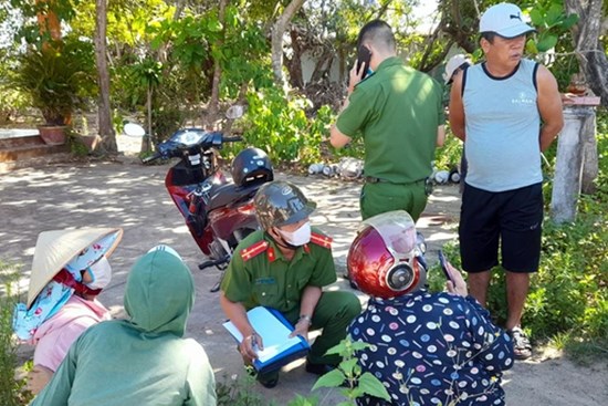 Đuổi đánh vợ không được, con rể dùng cây nứa đâm chết bố vợ