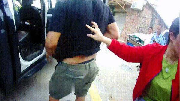 Rắn hổ mang bị dân làng đánh thừa sống thiếu chết, nhờ chiêu bài xảo quyệt đã khiến một người đàn ông rơi vào nguy kịch-1