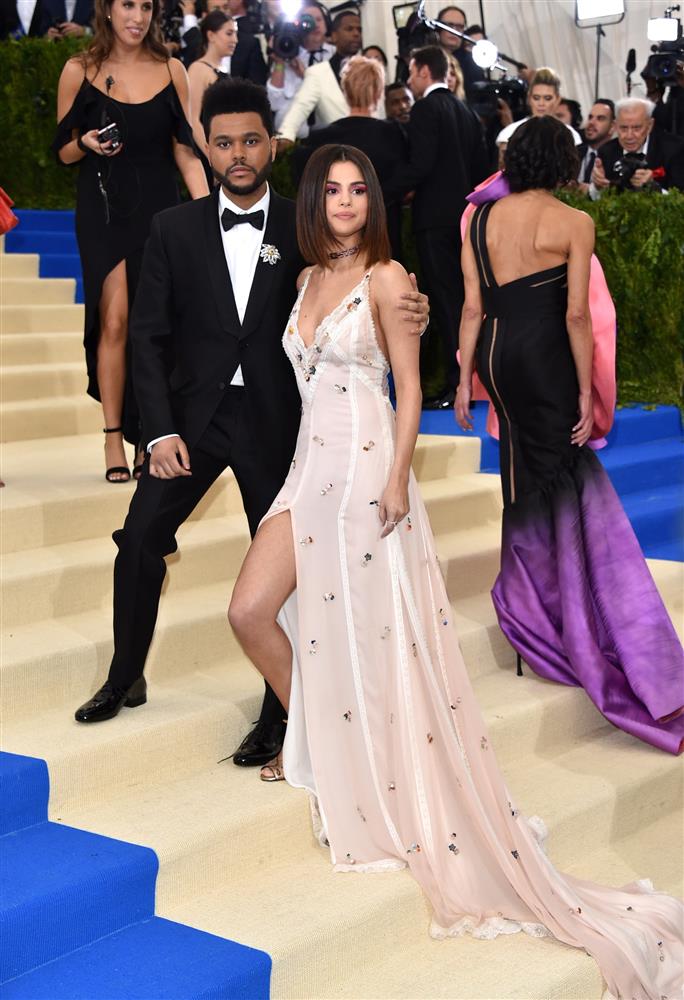 Nhắc đến Selena Gomez tại Met Gala, netizen nhớ nhất màn trang điểm chết trôi nhưng cô còn có loạt outfit đẹp khuynh thành khác nữa-7