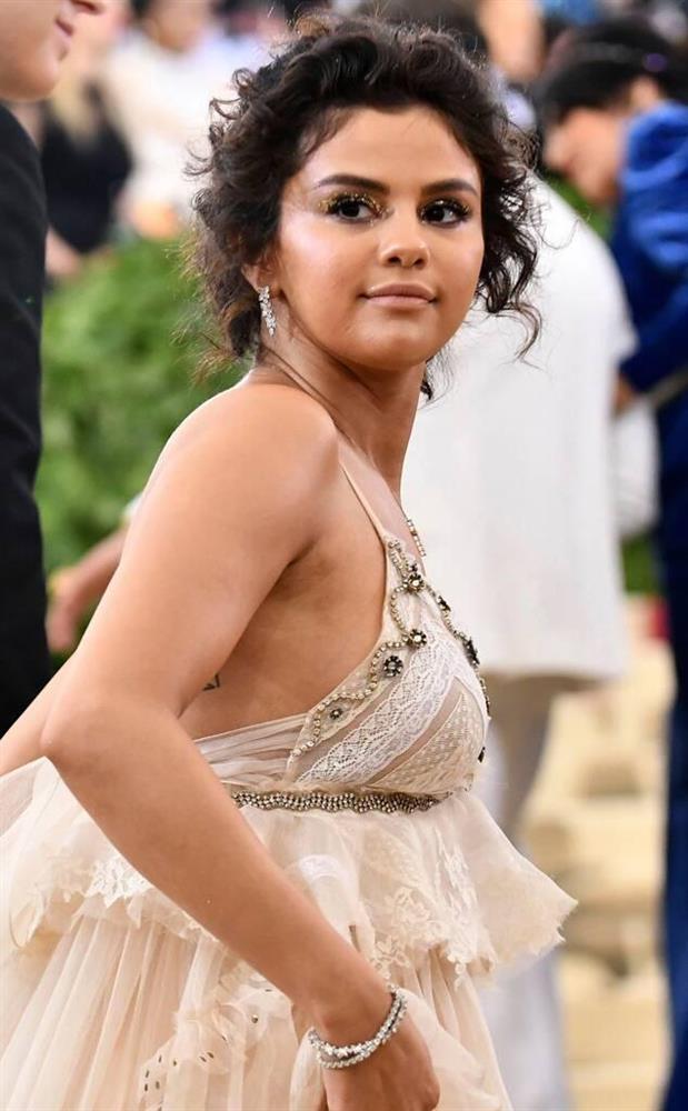 Nhắc đến Selena Gomez tại Met Gala, netizen nhớ nhất màn trang điểm chết trôi nhưng cô còn có loạt outfit đẹp khuynh thành khác nữa-9
