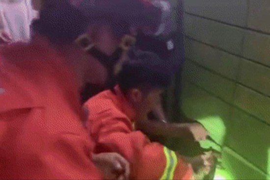 Con trai biến mất khi mẹ vừa quay đi vài giây, nơi tìm thấy đứa trẻ khiến ai nấy giật mình lo sợ