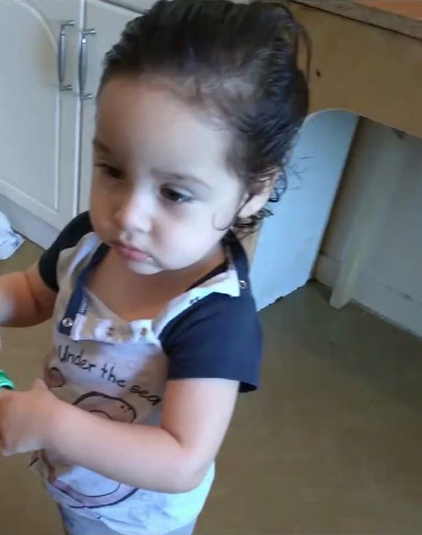 Nhờ bạn trông hộ cặp song sinh, mẹ bận livestream không hay biết 2 con té lầu tử vong, lời khai của người trong cuộc khiến cảnh sát đau đầu-2