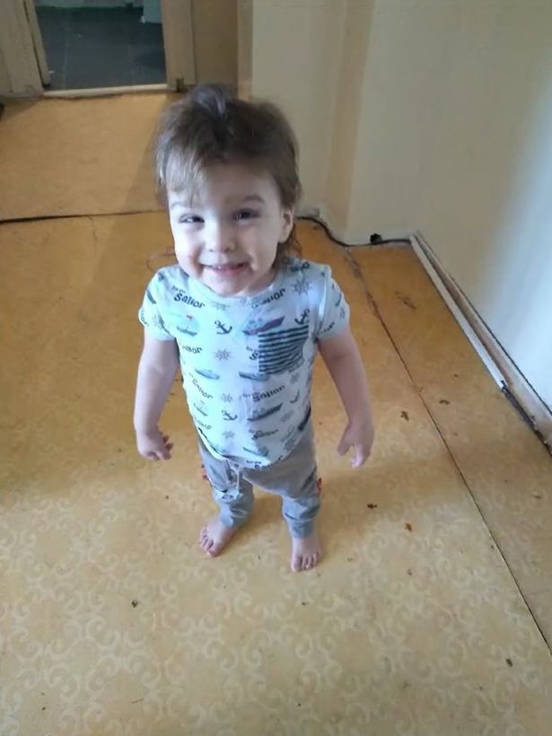 Nhờ bạn trông hộ cặp song sinh, mẹ bận livestream không hay biết 2 con té lầu tử vong, lời khai của người trong cuộc khiến cảnh sát đau đầu-1