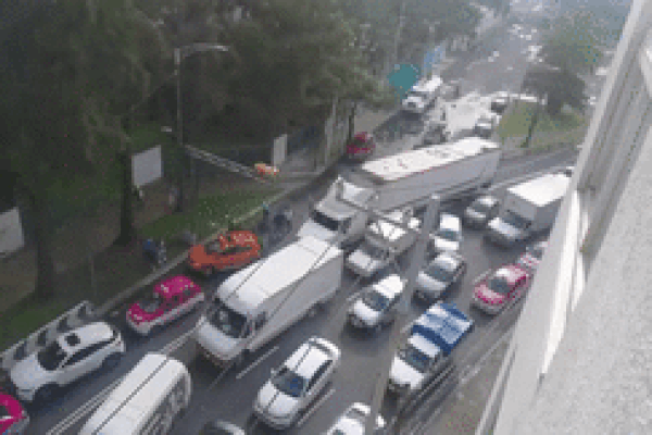 Tài xế xe container say xỉn húc loạn xạ trên đường phố