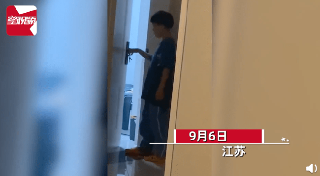 Con trai lén lút đứng ở cửa, giây tiếp theo khiến mẹ chết sững vì hành động bất ngờ, dân mạng ồ lên thích thú-1