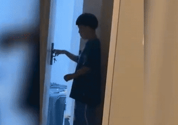 Con trai lén lút đứng ở cửa, giây tiếp theo khiến mẹ chết sững vì hành động bất ngờ, dân mạng ồ lên thích thú-4